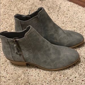 NEW Size 8 1/2 faux leather grey ankle booties